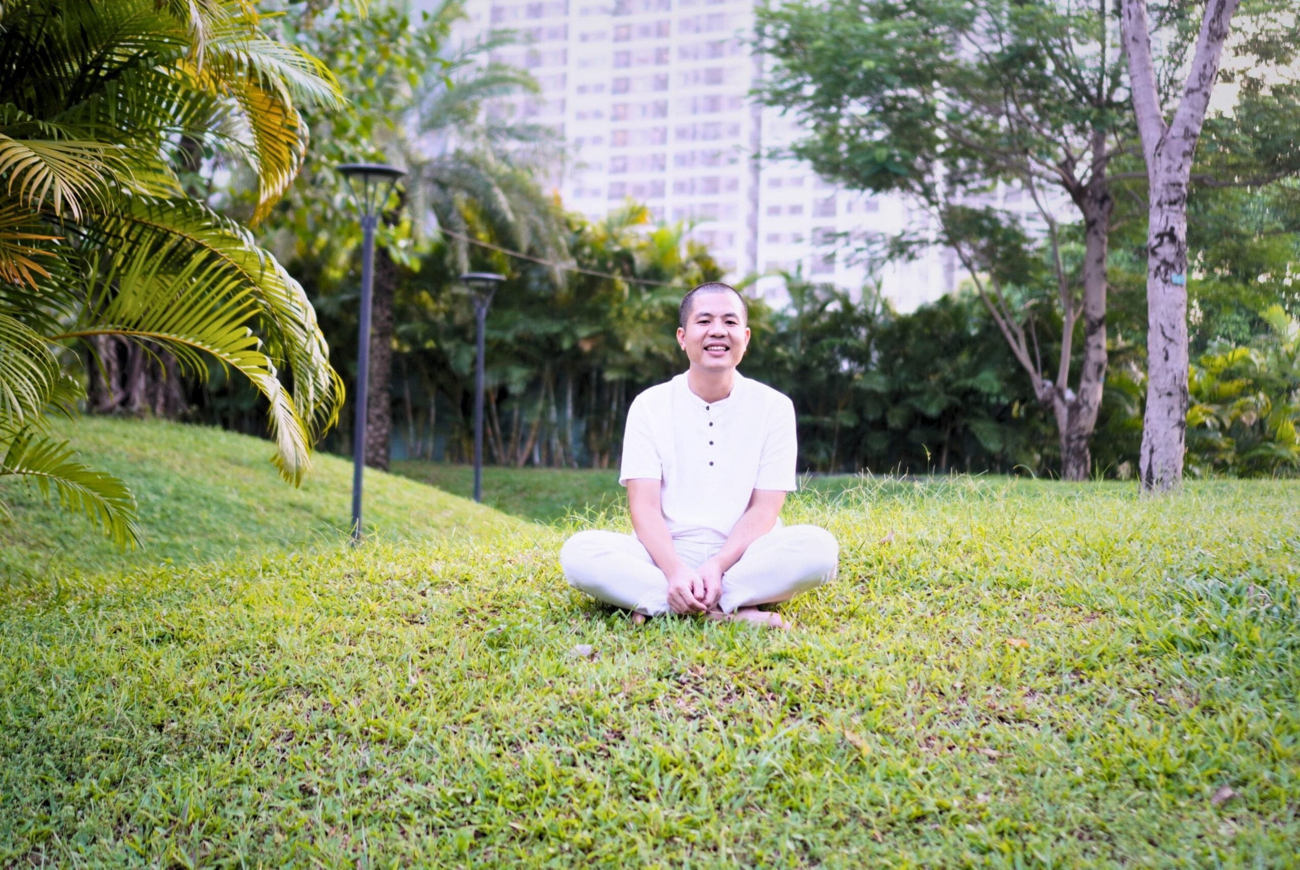 Thầy Phương Guru ngồi thiền giữa thiên nhiên